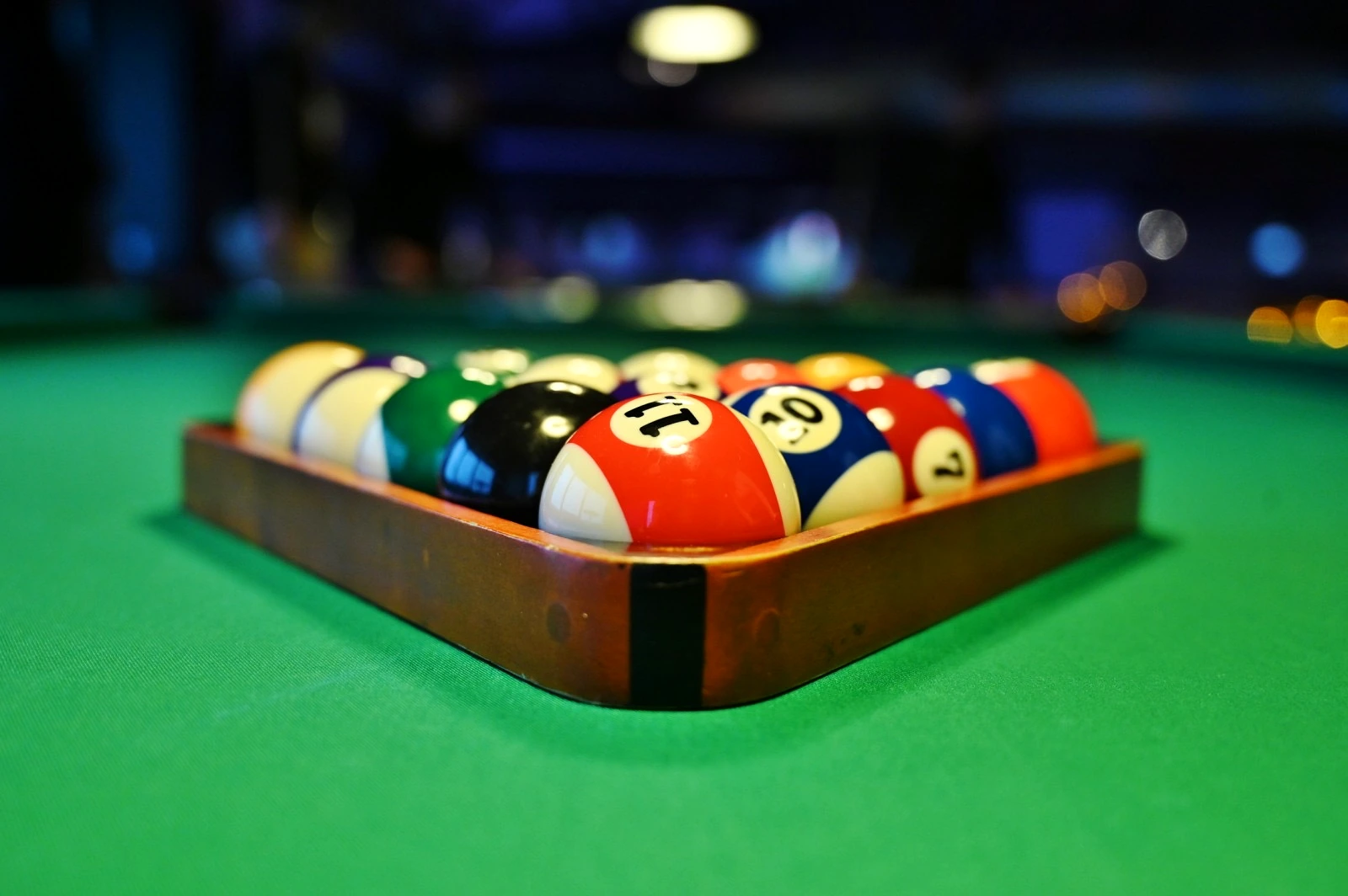 Μπάλες billiards πάνω στο τραπέζι