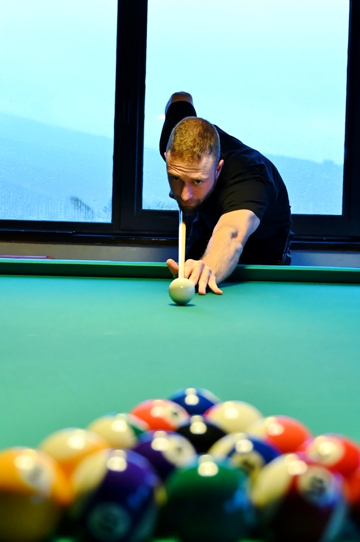 Παίκτης σε τραπέζι billiards