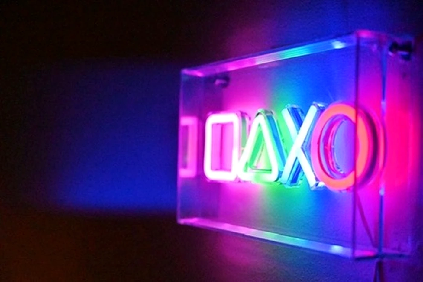 Neon σήμα με σύμβολα gaming