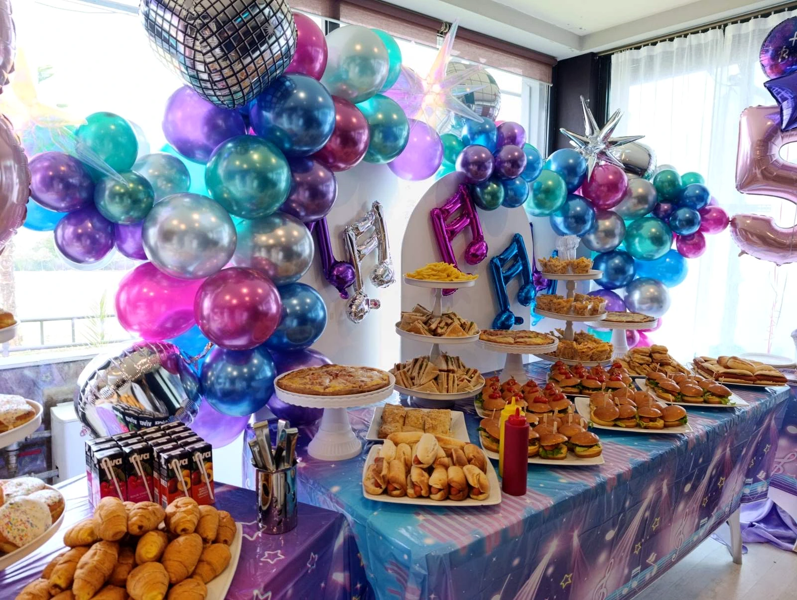 Θεματικό party με μουσικό στολισμό