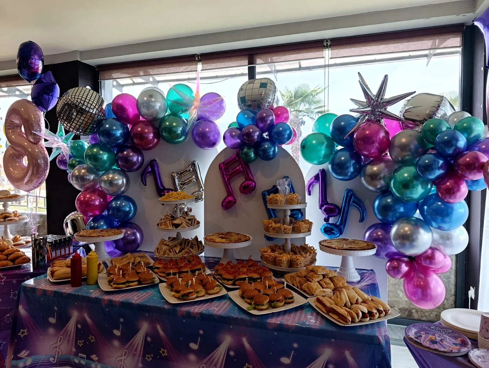 Στολισμός και buffet για party
