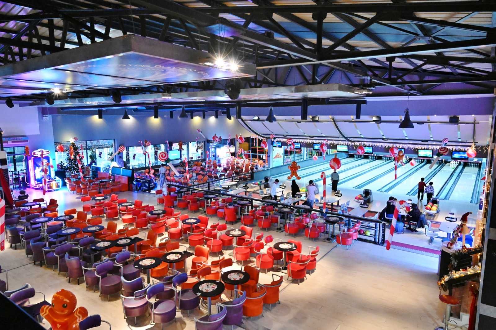 Εσωτερικός χώρος με πίστες bowling και καθιστικό